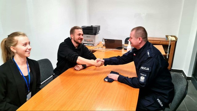 Andrii Bondarenko, jeden z założycieli Toruńskiego Sztabu Pomocy Ukrainie, dziękuję Wojciechowi Chrostowskiemu z toruńskiej policji za szybką akcję schwytania złodziei.