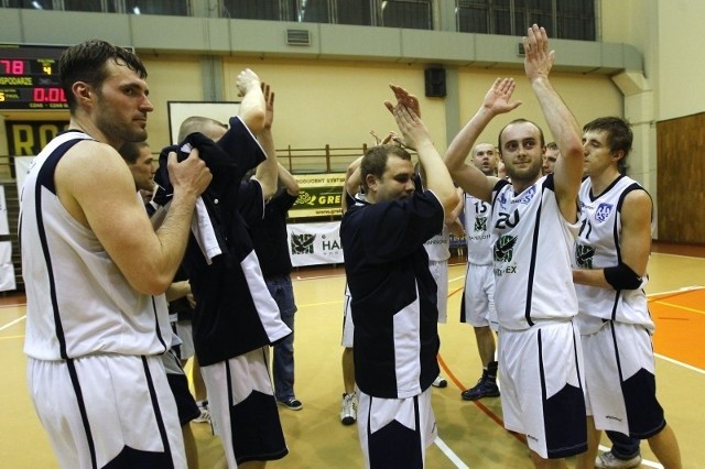 Koszykarze z Rzeszowa po meczu dziękowali kibicom, ktorzy nie zostawili swoich pupili w potrzebie.