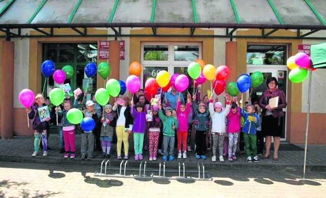 Na najmłodszych czytelników Gminnej Biblioteki Publicznej w Garbatce-Letnisku czekały kolorowe balony i słodkie niespodzianki.