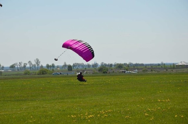 Do wypadku skoczka spadochronowego w Piotrkowie doszło 08.05.2021