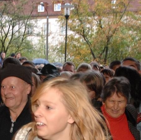 Rok temu w dniu otwarcia Askanę odwiedziło około 50 tys. osób. Choć na co dzień o takich statystykach galeria może pomarzyć, to i tak odebrała rzesze klientów innym sklepom.