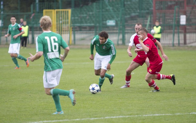 Rossi Leandro (z piłką) strzelił pierwszego gola dla Radomiaka w meczu z Limanovią Limanowa.