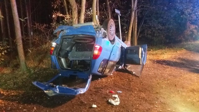 W poniedziałek wczesnym wieczorem koło Murzynowa w powiecie międzyrzeckim samochód osobowy wypadł z drogi i dachował na poboczu. Kierowca stracił przytomność. Został przewieziony do szpitala. Miał zakaz kierowania. Za jego złamanie grożą mu trzy lata więzienia.