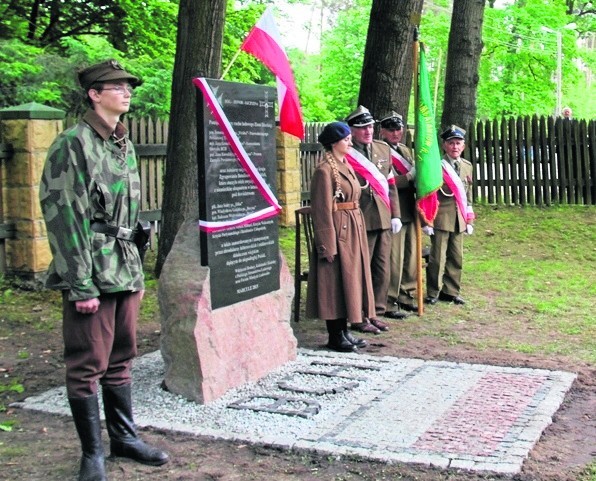 Poświęcona tablica pamiątkowa przypomina działaczy ludowych i iłżeckich partyzantów. 