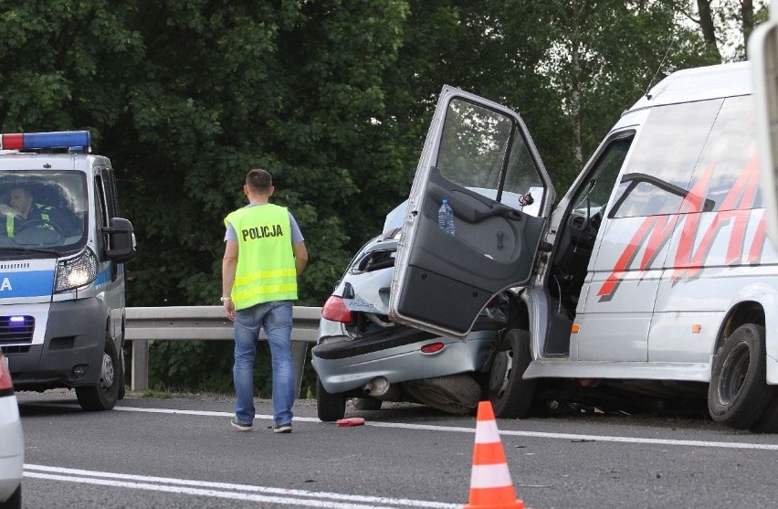 Zderzenie busa pasażerskiego z peugeotem w Tarnowskiej Woli. Dwie osoby ranne! [ZDJĘCIA]