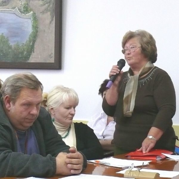 Zofia Kowalczyk (z mikrofonem) mówi, że mieszkańcy Łuczynowa nie zgadzają się na proponowaną lokalizację.