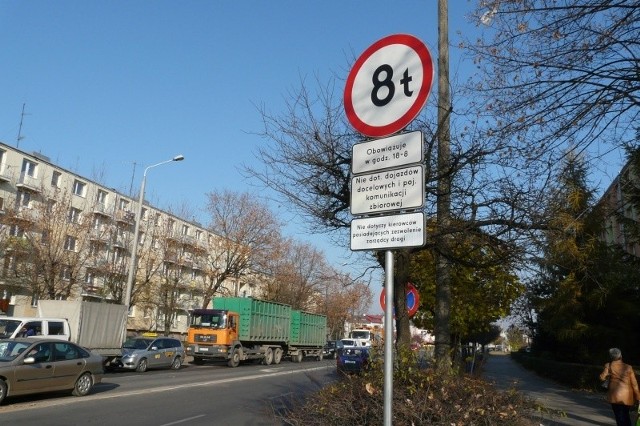 Ruchliwa ulica Gałczyńskiego jest wykorzystywana także przez ciężarówki, dlatego na prośbę mieszkańców ustawiono tu zakazy wjazdu nocą aut powyżej 8 ton.