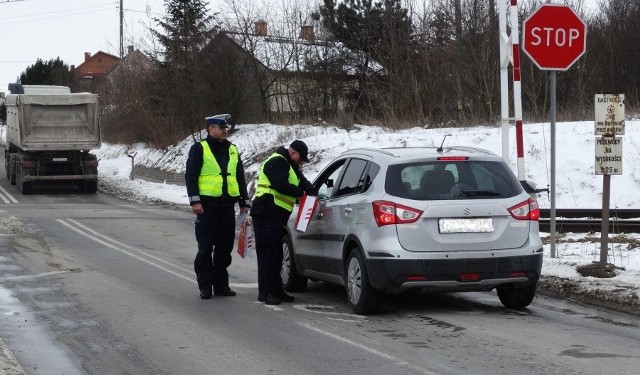 Policjanci oraz strażnicy pouczali kierowców, jak bezpiecznie poruszać się w rejonie przejazdów kolejowych.