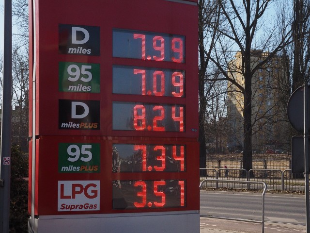 Ceny paliw na razie przystopowały. Nawet nieznacznie spadły.