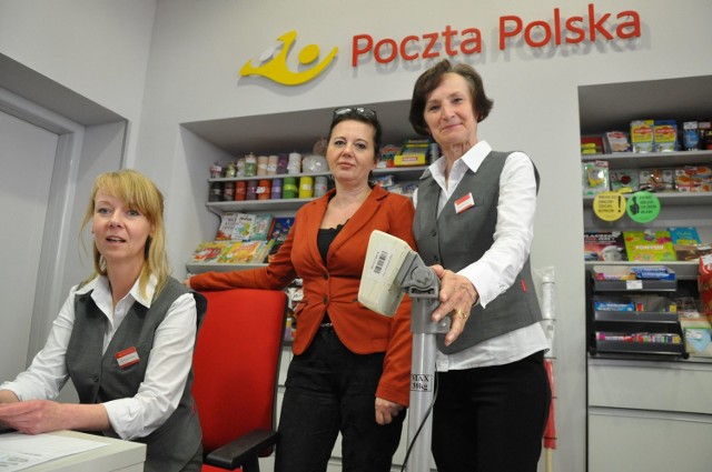 Urząd Pocztowy w Kluczborku, od prawej: Ludmiła Prorok, naczelnik Krystyna Machnik i Anna Krzywińska.