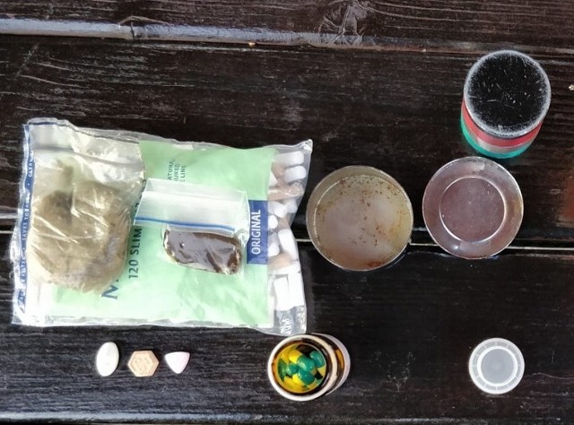 Funkcjonariusze Krajowej Administracji Skarbowej z Opola i kryminalni z KPP ze Strzelec Opolskich znaleźli w bagażu 36-latka marihuanę, haszysz i tabletki extasy.