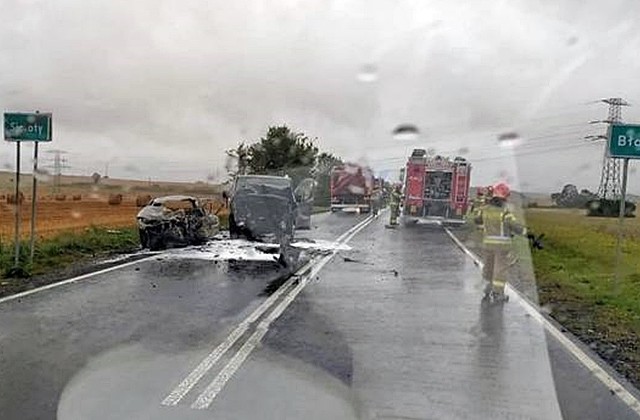 Tragiczny wypadek strażaka. Oba samochody stanęły w płomieniach. Seat 20-letniego strażaka spłonął doszczętnie