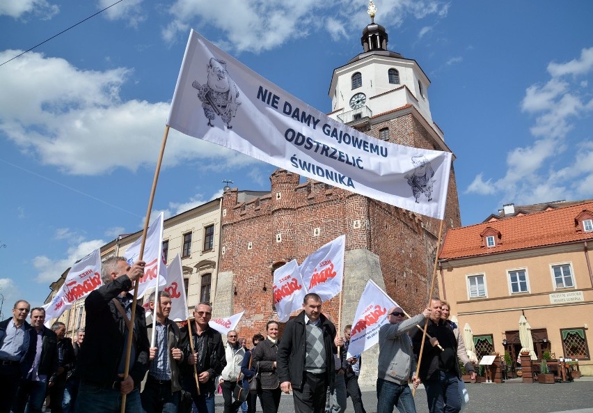 Załoga PZL-Świdnik protestowała przed lubelską siedzibą PO (ZDJĘCIA)