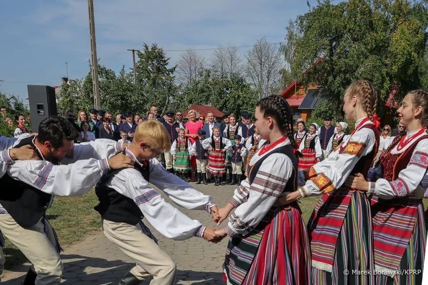 Kolonia Boćki. Święto Plonów na Podlasiu z udziałem Pary Prezydenckiej. Prezydent RP Andrzej Duda z małżonką wzięli udział w dożynkach 