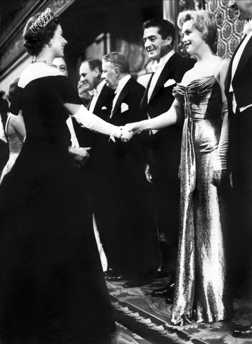 Królowa Elżbieta II i Marilyn Monroe, Empire Theatre,...