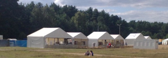 Namioty, w których będzie można kupić jedzenie, już stoją na polu