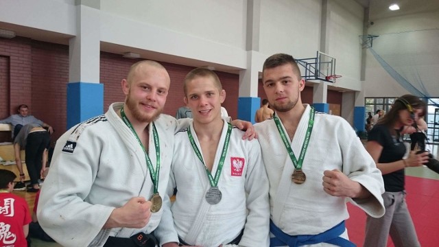 Od lewej: Bartłomiej Słowak, Mateusz Garbacz i Tomasz Bęben z medalami akademickich mistrzostw Polski. 