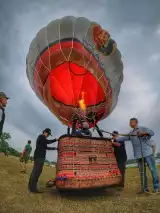 Rozpoczęła się IV Fiesta Balonowa nad zalewem w Wąchocku. Balony i motoparalotnie wystartowały [WIDEO]