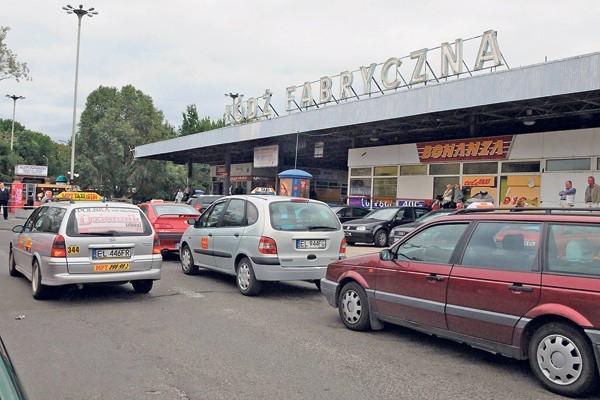 Postój przy stacji Łódź Fabryczna jest kilkakrotnie większy niż przy dworcu Łódź Widzew.