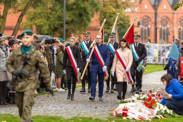 W środę 2 października pod pomnikiem Pamięci Ofiar Zbrodni Pomorskiej 1939 w Toruniu zorganizowano obchody 80. rocznicy tamtych dramatycznych wydarzeń. Szczególnym bohaterem obchodów  jest dr Józef Bednarz - lekarz i dyrektor szpitala psychiatrycznego w Świeciu, który w 1939 roku poszedł na śmierć wraz z pacjentami lecznicy. Podczas dzisiejszych obchodów rocznicy przedstawiono inscenizację nawiązującą do tych wydarzeń. - Trzeba przypominać te tragiczne karty w naszej historii, trzeba mówić o tym. Tylko wtedy możemy mieć nadzieję, że się to już nigdy więcej nie powtórzy. Trzeba też pamiętać o bohaterach. 2 października, dzień urodzin doktora Bednarza, będzie naszym wojewódzkim dniem pamięci ofiar zbrodni pomorskiej  - mówił marszałek Piotr Całbecki.