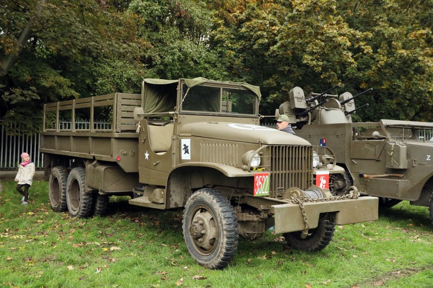 Piknik wojskowy, ekspozycja nowoczesnego sprzętu oraz historycznych pojazdów. Święto 19 Lubelskiej Brygady Zmechanizowanej. Zdjęcia 