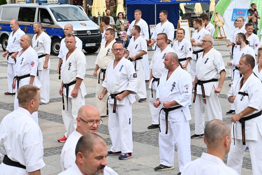 Karatecy z całej Polski na Rynku w Kielcach. Dali efektowny pokaz [ZDJĘCIA]