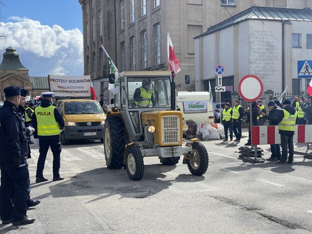 Protest rolników przed Urzędem Wojewódzkim przy Walach Chrobrego w sprawie nieopłacalności produkcji rolnej trwa