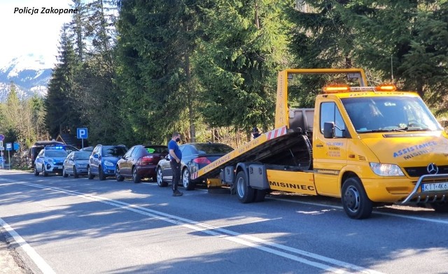 Na drodze prowadzącej na Łysą Polanę i dalej do Morskiego Oka jest zakaz zatrzymywania się. Niestety, wielu turystów ignoruje ten zakaz. I płacą za to mandaty, a czasami ich auta są odholowywane