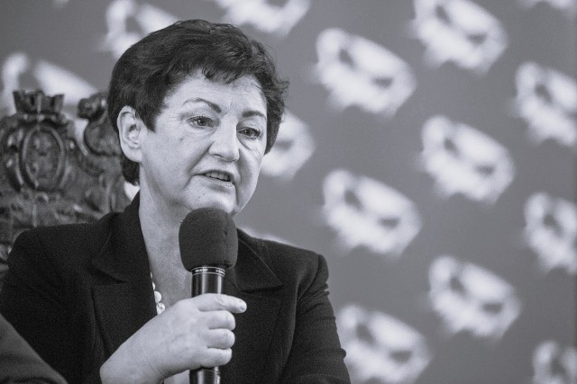 W latach 1994-1998 piastowała stanowisko wiceprezydenta Sopotu.