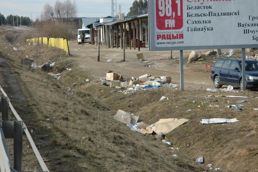 Śmieci przy przejściu granicznym