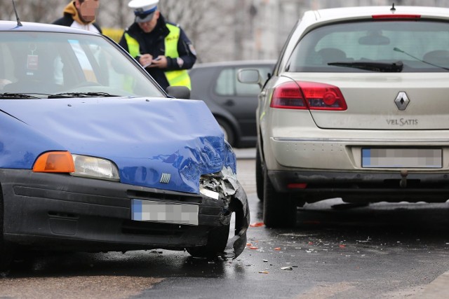 Fiat punto na jarosławskich tablicach rejestracyjnych, na zakręcie zjechał z pasa drogi i zderzył się z renault vel satis na stalowowolskich numerach rejestracyjnych. Ranna została pasażerka renault.