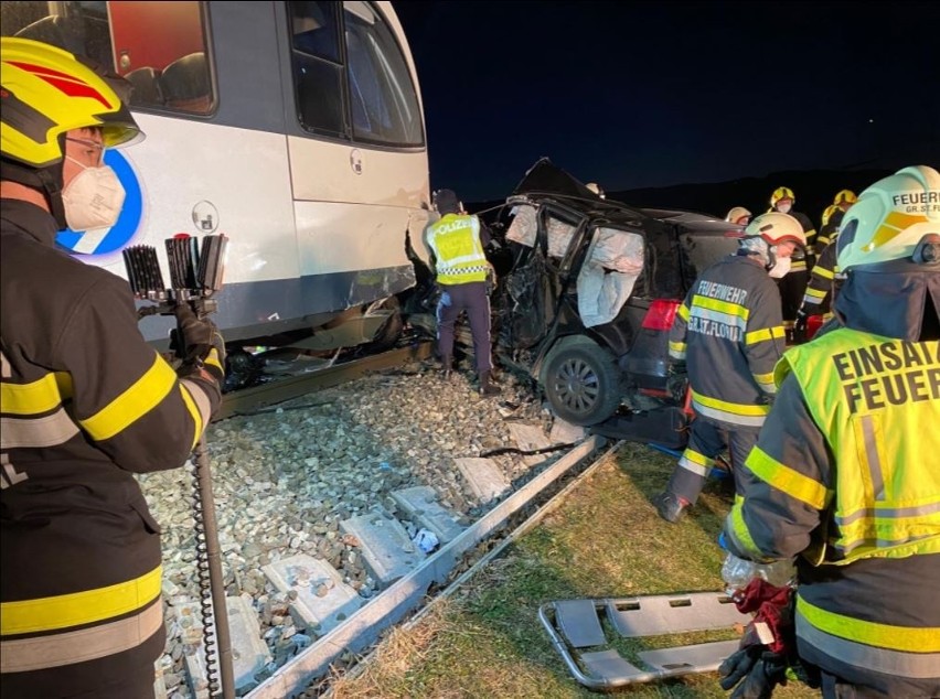 Tragedia młodych mężczyzn z powiatu limanowskiego w Austrii. Wjechali pod pędzący pociąg. Jeden zginął, drugi walczy o życie