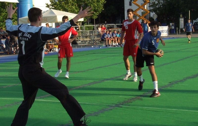 Mecze odbywały się nie tylko w halach, ale i na otwartych...