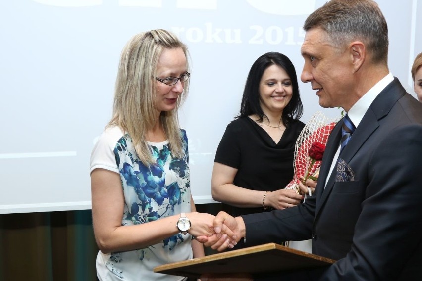 Małgorzata Krawiecka odbiera gratulacje od Jana Maćkowiaka.