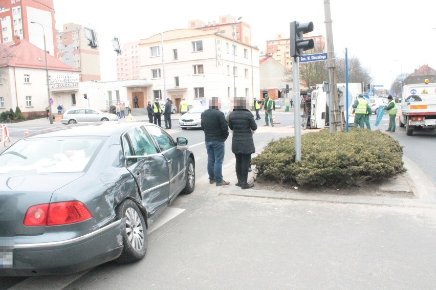 Zderzenie na skrzyżowaniu w Głogowie. Obaj kierowcy twierdzą, że mieli zielone światło (zdjęcia)