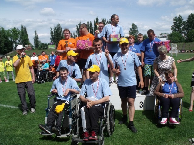 Reprezentanci Warsztatów Terapii Zajęciowej z Szydłowca (na pierwszym planie) byli tym razem najlepsi na olimpijskich arenach.