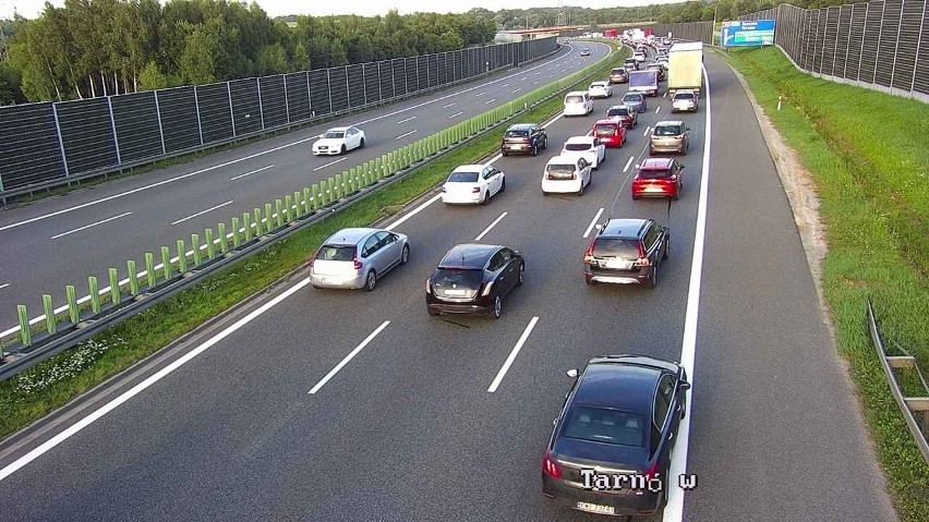 Wypadek na autostradzie A4. Dachował bus                  