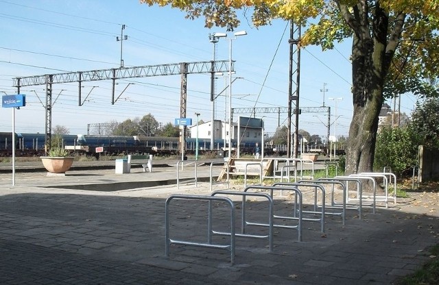 Stojaki na rowery są już m.in. na stacjach w Chałupkach i Rudyszwałdzie