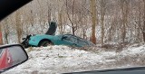 Ford wypadł z drogi w Świdnicy. Kierowca najprawdopodobniej nie dostosował prędkości do warunków na drodze [ZDJĘCIE CZYTELNIKA]
