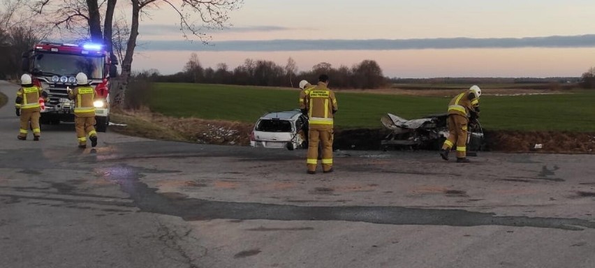 Poważny wypadek w powiecie braniewskim. Opel uderzył w skodę. Auto doszczętnie spłonęło! Dwie osoby trafiły do szpitala. ZDJĘCIA