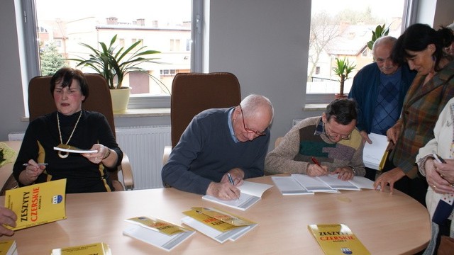 Książkę podpisują Bogumiła Milewska (z lewej), Henryk Sikorski i Roman Bystryk