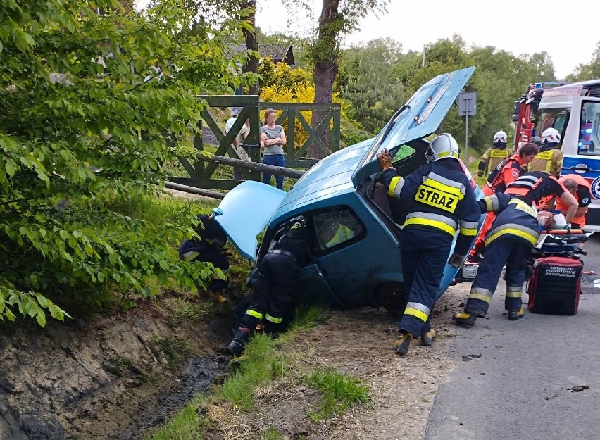 Wypadek w Lipie w powiecie przemyskim. Samochód uderzył w betonowy przepust. Wezwano śmigłowiec LPR [ZDJĘCIA]