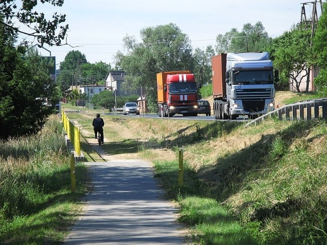 W tym miejscu, w Bożejewiczkach rozpocznie się budowa ścieżki rowerowej.