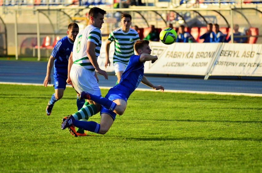 Michał Bojek w akcji na bramkę Świtu