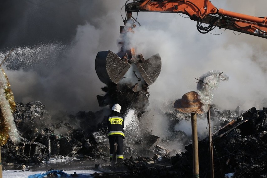 Pożar w firmie pod Kielcami. Z ogniem walczyło 21 zastępów straży pożarnej