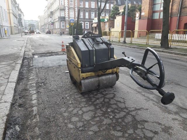 Drogowcy będą łatać zimowe ubytki w jezdni na kilkunastu miejskich ulicach.