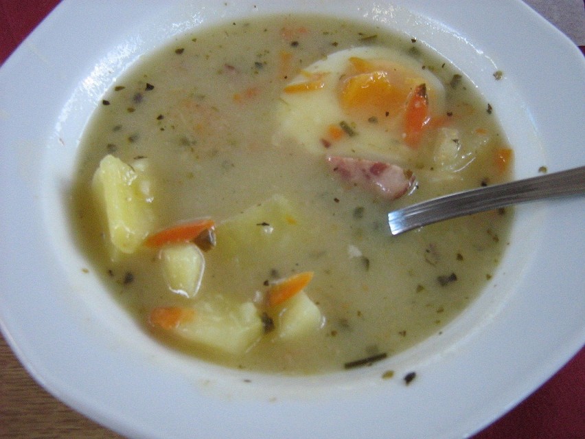 Tradycyjny żur śląski – pożywna zupa na wędzonce z kiełbasą,...