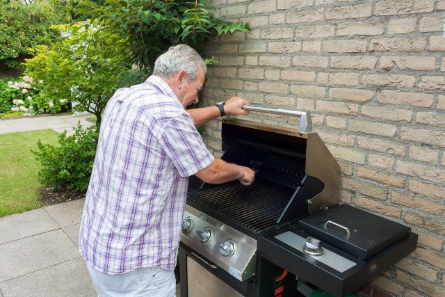 Ruszt grilla powinnismy czyścić przed każdym grillowaniemAby grill długo i właściwie spełniał swoje funkcje, a przygotowane na nim potrawy były smaczne, musimy o niego odpowiednio dbać. W każdym rodzaju grilla najważniejsze jest staranne oczyszczenie rusztu.