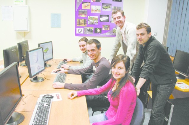- Grafika komputerowa to przyszłość - mówią studenci. Na zdjęciu Wioletta Krzysztofek, Marcin Mańko, Leszek Budyłowski, Rafał Gasz i Maciej Górnicki.