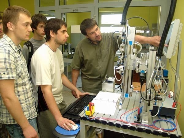 Dr Piotr Zaporski (pierwszy z prawej) podczas zajęć z robotyki napędów w Instytucie Mechatroniki, Nanotechnologii i Techniki Próżniowej Politechniki Koszalińskiej. Za studia techniczne PK uzyskała w rankingu wysoką ocenę. 